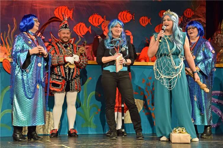 Übergabe des Narrenzepters (v.l.) Klaudia Racke-Hackenbruch (Einrichtungsleiterin Caritas Zentrum), Prinz Thorsten I., Melanie Rieß und Meike Schaab (Sitzungspräsidentinnen), Astrid Klasen (stv. Einrichtungsleiterin Caritas Zentrum.