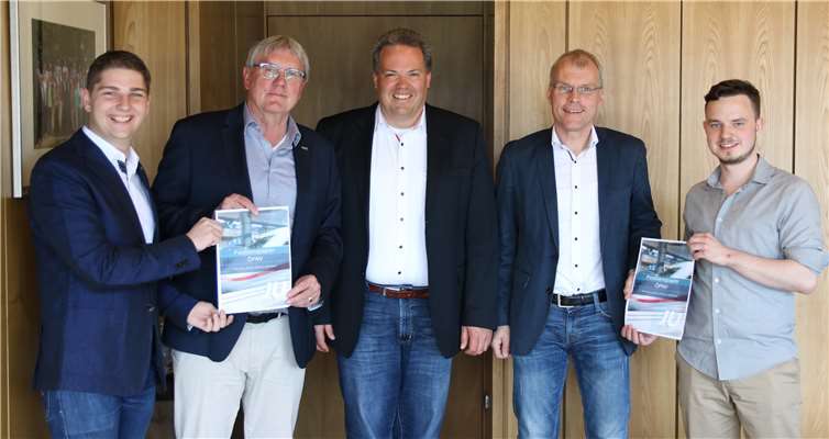 Übergabe des ÖPNV Papiers der JU Rhein-Sieg an Landrat und Fraktion.privat