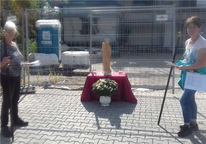 Übergabe des Pilgerstabes an die neue Pilgerführerin.