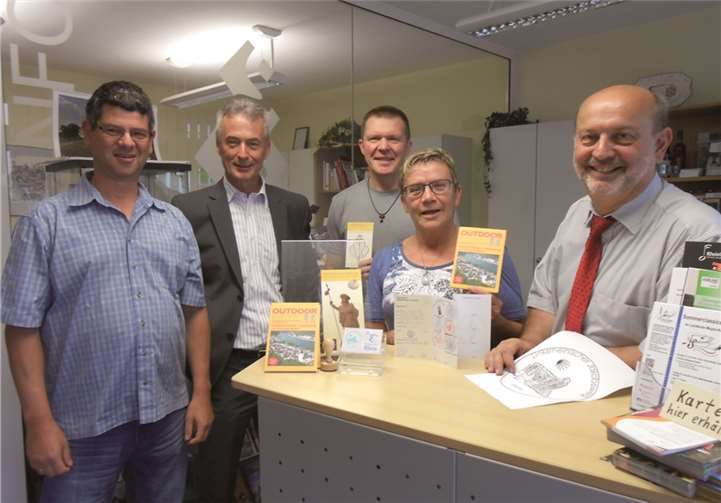 Übergabe des Pilgerstempels an die Tourist-Information Rhens.privat