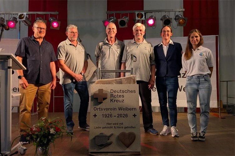 Übergabe des Präsentes des Steinhauervereins Weibern (v.l. Bernd Klapperich, Egon Schumacher, Manfred Nürenberg, Johannes Montermann, Steffi Nett, Natalie Leiß)