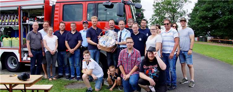 Übergabe des Präsentkorbes an die Freiwillige Feuerwehr Höhr-Grenzhausen, die in diesem Jahr mit 130 Teilnehmern die größte Gruppe darstellte. MIH
