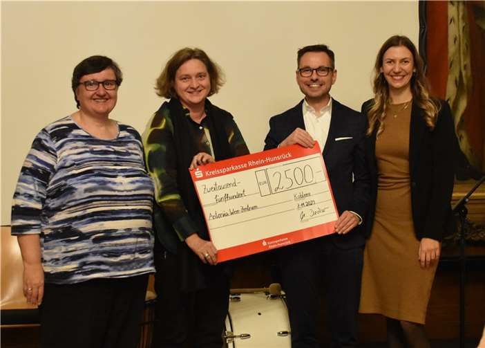 Übergabe des Preisgelds: Dr. Maria Decker, Anja Saurer, OB David Langner und Carina Enderes. Foto: SOLWODI / Sabine Meinen