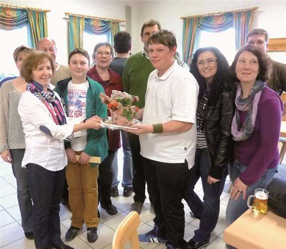 Übergabe des Saukopfes an Tim Keller von der Apothekenmannschaft.