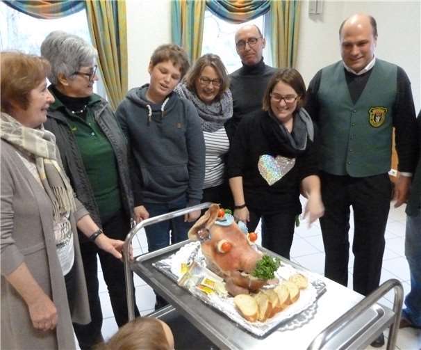 Übergabe des Saukopfes durch Marie-Luise Schäfer und Edeltraud Eckhard, welche den Saukopf dekoriert hatten, an die Siegerin Tamara Herrmann (2.v. r.). privat