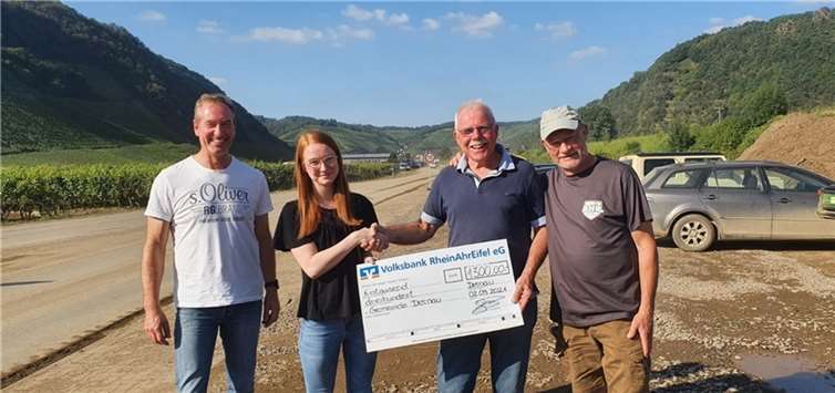 Übergabe des Schecks an den Bürgermeister von Dernau, Herrn Alfred Sebastian.Foto: privat