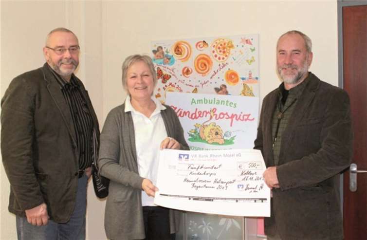 Übergabe des Schecks durch Bernàrd Ibald (r.) an Gisela Textor, ambulantes Kinderhospiz/Koblenzer Hospizverein, mit Carlo Marcon (l.)privat