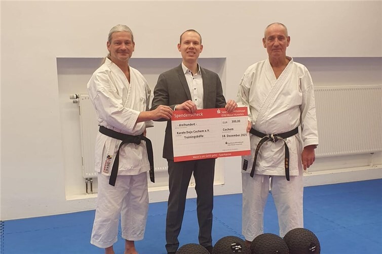 Übergabe des Schecks durch Herrn Jan Eric Schütze, Geschäftsstellenleiter Sparkasse Cochem (Mitte) an Klaus Bleser (re.) und Thomas Gold vom Karate Dojo Cochem. Foto: Karate Dojo Cochem