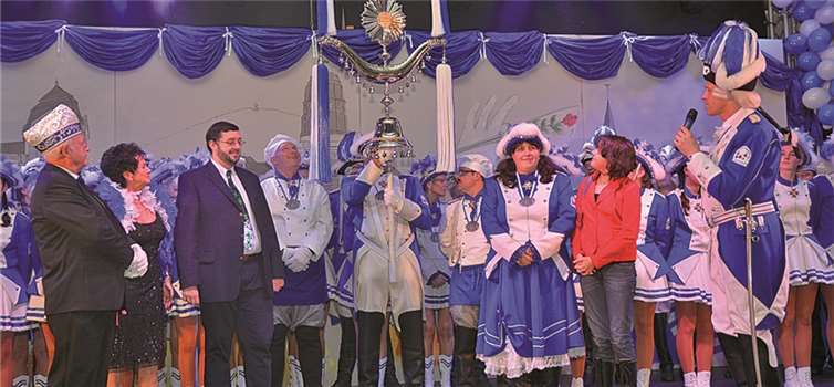 Übergabe des Schellenbaumes im Rahmen der Prunksitzung durch Familie Giffels (l.) an den Kommandanten des Funkencorps, Thomas Ohlenhard (r.) W. Mies
