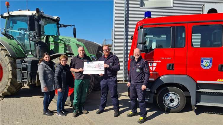 Übergabe des Spendenchecks auf dem Betriebsgelände der Horst Bio Energie GmbH: Lisa Struth, Mechthild Horst & Kurt Horst, Horst Bio Energie; Markus Neukirch & Gerhard Knauf, FFW DüngenheimFoto: Freiwillige Feuerwehr Düngenheim