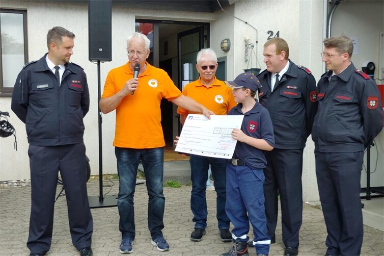 Übergabe des Spendenschecks an den Feuerwehrnachwuchs