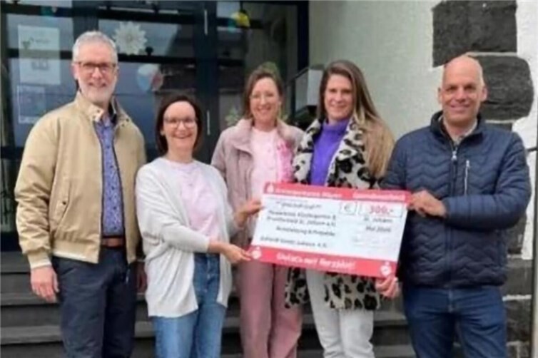 Übergabe des Spendenschecks an den Förderkreis(von links: Bernd Schäfer, Laura Daub, Daniela Fischer, Sarah Allgaier, Oliver Schimmels)