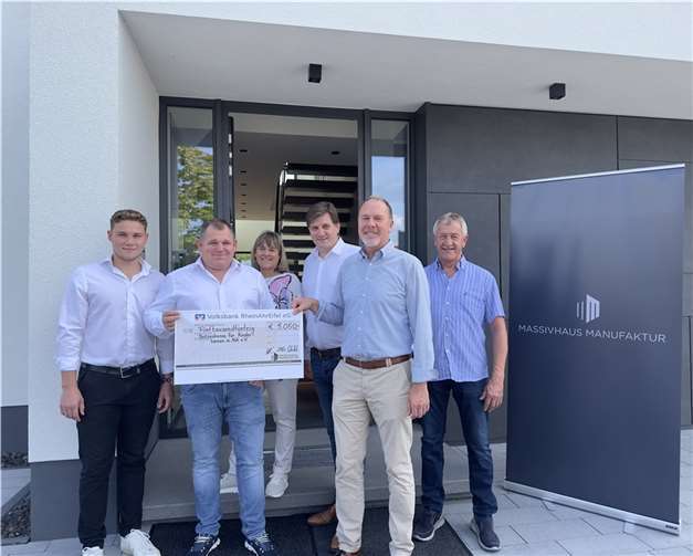 Übergabe des Spendenschecks an den Verein Botzedresse für Kinderherzen in Not e.V.  Foto: privat