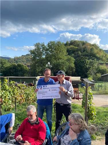 Übergabe des Spendenschecks an die KG Rievkooch.