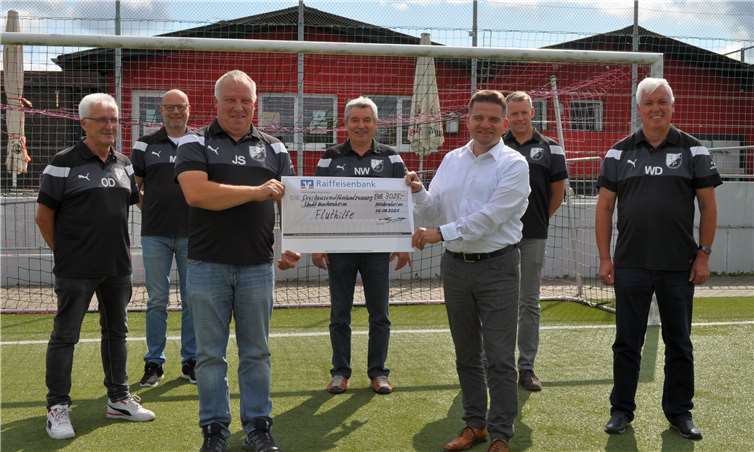 Übergabe des Spendenschecks auf dem Sportplatz des SC Altendorf-Ersdorf, von links: Olaf Deuster, Michael Pauw, SC-Vorsitzender Johannes-Josef „Juppi“ Schoenenberg, Norbert Weiss, Bürgermeister Holger Jung, Christian Brämm und Wilfried Deuster. Foto: Stadt Meckenheim