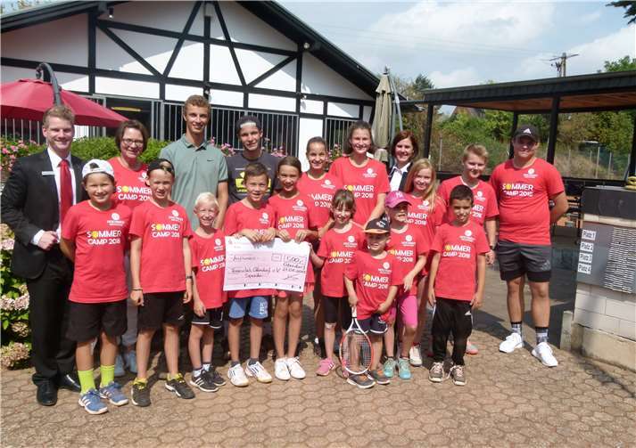 Übergabe des Spendenschecks durch Frau Bartsch (4.v.re.) und Herrn Grohs (1.v.li.) von der Kreissparkasse Köln.privat