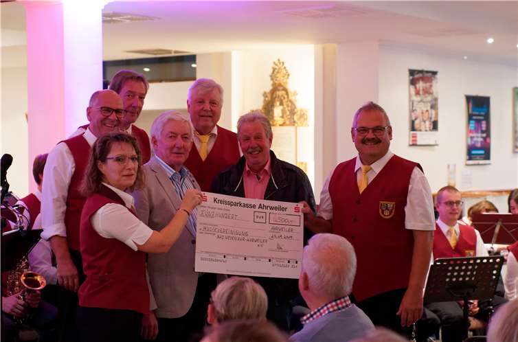 Übergabe des Spendenschecks durch Hans-Georg Klein und Bernd Schrading an den Vorstand und die Organisatoren der Musikvereinigung. Foto: Musikvereinigung Bad Neuenahr-Ahrweiler 1910 e.V.