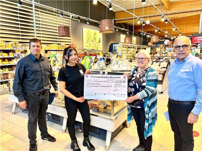 Übergabe des Spendenschecks durch Marktleiter Alexander Carrillo (v.li.), die stellvertretende Marktleiterin Günay Altunbas und REWE Kaufmann Parviz Azhari (re.) an die Kassenwartin des Schwanenteich e.V. Martina Weiland.  Foto:REWE Azhari