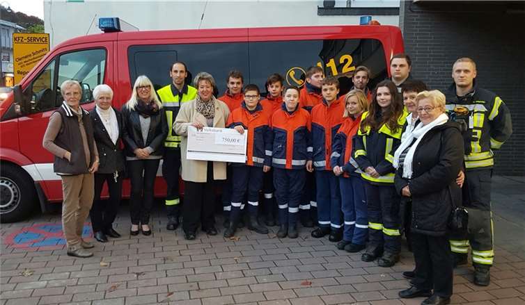 Übergabe des Spendenschecks durch die Vorsitzende der Frauengemeinschaft St. Marien Frau Karin Buhr (5.v.l.) mit Ihren Kolleginnen Hilde Kurpp, Krimi Häselich, Hedi Röger, Gabi Kolletzko und Bärbel Glinka an die Jugendfeuerwehr der Stadt Bad Breisig unter Leitung von Jugendfeuerwehrwart Herr Dennis Nähren (4.v.l.) und seinem Stellvertreter Herr Daniel Burghardt (r.) vor dem Mannschaftstransportfahrzeug.Dennis Nähren