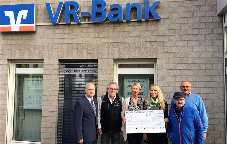 Übergabe des Spendenschecks in Höhe von 500 Euro. privat