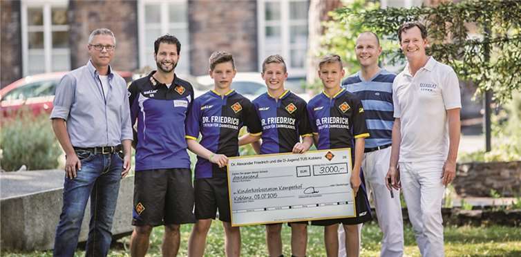 Übergabe des Spendenschecks mit Co-Trainer Markus Teschner, Trainer Salvatore Nizza, Torwart Tim Teschner, Leon Walker, Spielführer Marlon Preis, Oberarzt Dr. Marcus Jakob und Dr. Alexander Friedrich (v.l.). J. Berlin