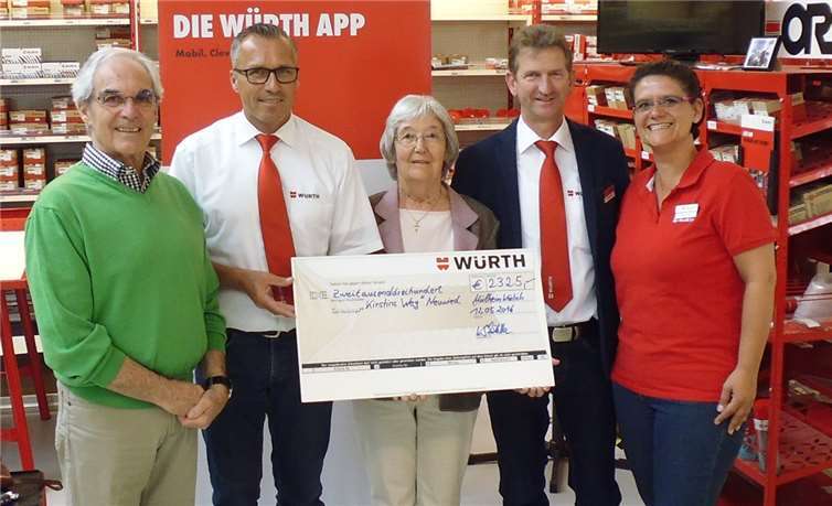 2325 Euro für „Kirstins Weg“ Übergabe des Spendenschecks (v. l.):Gerd Diehl (1. Vorsitzender) , Konrad Schwitalla (Niederlassungsspezialist), Gerda Diehl (Pressewart), Helmut Heck (Niederlassungsleiter), Aline Einig (Niederlassungsmitarbeiterin). privat