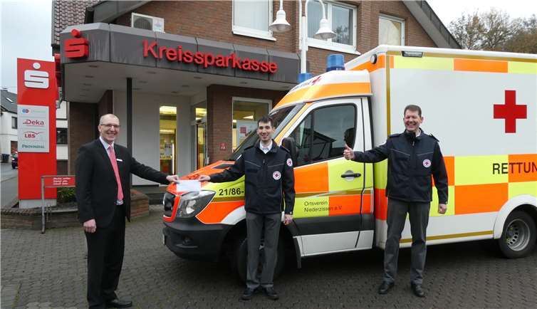 Übergabe des Spendenschecks von David Söller an Dennis Dittgen (v. li.), darüber freut sich der zweie Vorsitzende Mike Robe (re.).