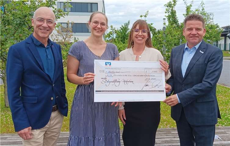 Übergabe des Spendenschecks, von links: Bert Spilles, Mitglied des Stiftungsvorstands der Bürgerstiftung, Debora Graf und Jessica Dietz vom Förderverein der Kita Sonnengarten und Bürgermeister Holger Jung, Vorsitzender des Stiftungsvorstands der Bürgerstiftung. Foto: Bürgerstiftung Meckenheim