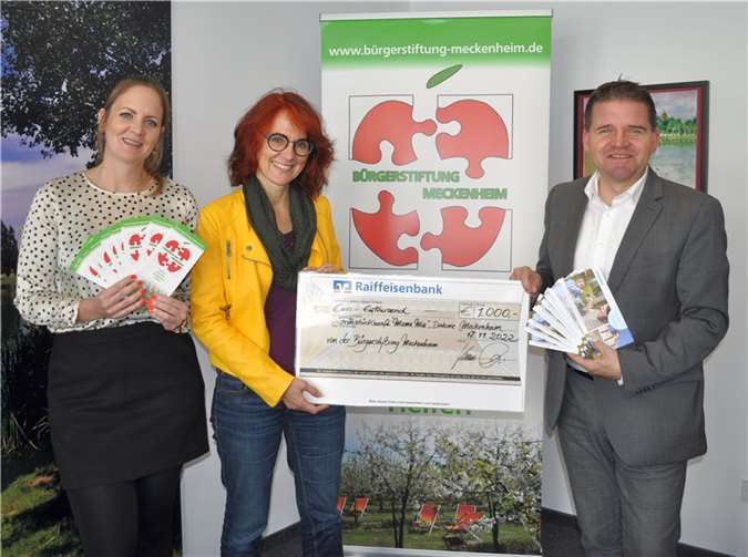 Übergabe des Spendenschecks, von links: Jennifer Berger, frühe Hilfen, von der städtischen Jugendhilfe, EVA-Einrichtungsleiterin Claudia Küster vom Diakonischen Werk Bonn und Region und der Vorsitzende des Stiftungsvorstandes der Bürgerstiftung, Bürgermeister Holger Jung.  Quelle: Bürgerstiftung Meckenheim