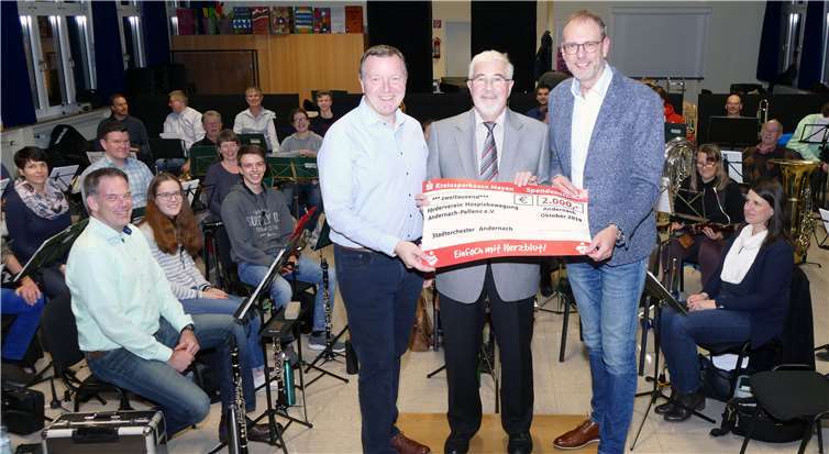 Übergabe des Spendenschecks (von links): Musikdirektor Bertram Kleis, Bernhard Ickenroth (Vorsitzender Hospizbewegung Andernach-Pellenz) und Volker Montermann (Vorsitzender Stadtorchester Andernach).Foto: Stadtorchester Andernach