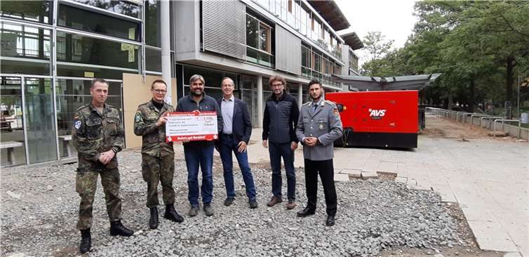 Übergabe des Spendenschecks vor dem zerstörten Peter-Jörres-Gymnasium (v.l.): Michael Schneider, Felix Krause, Dominik Ketz, Richard Welter, Lutz Hasbach und Julian Ströbl. Foto: privat