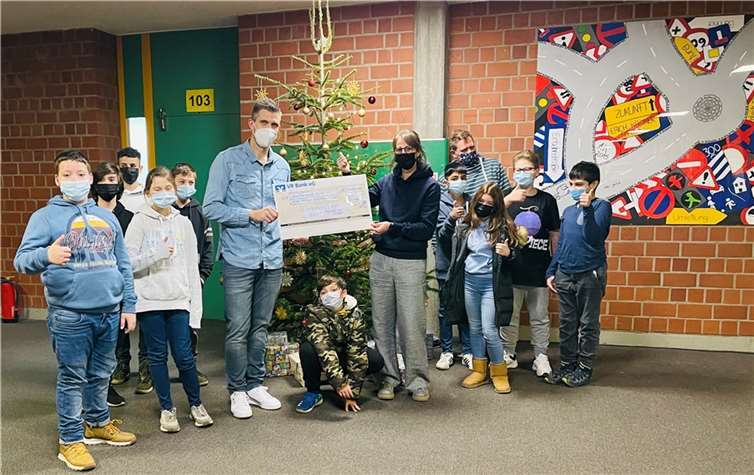 Übergabe des Spendeschecks in Höhe von 5.000 Euro an die Erich-Kästner-Realschule-plus in Bad Neuenahr-Ahrweiler.  Fotos: privat