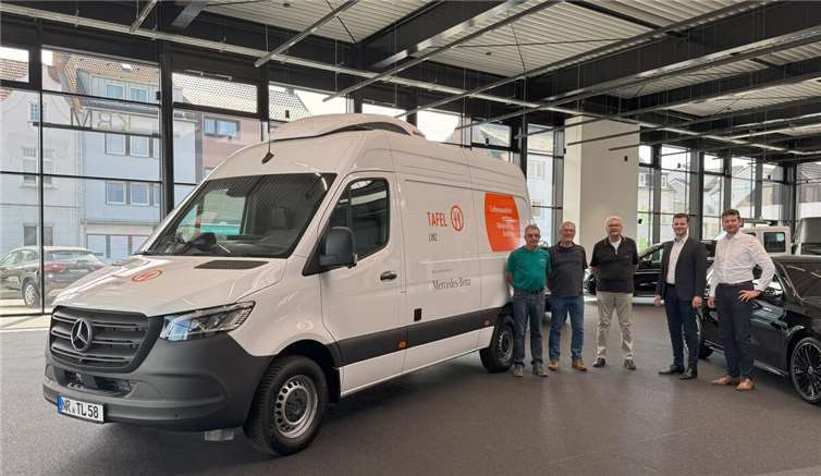 Übergabe des Sprinters: v.l.n.r.; Eduard Sprenger (Fahrer), Gerd Brosowski (Vorsitzender Tafel Linz e.V.), Dieter Korf (Schatzmeister), Michael Schreiber, Konstantin Knebel. Fotos: privat