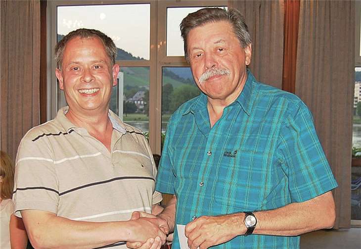 Übergabe des Vorsitzenden-Amtes: Der neue Vorsitzende Markus Feix (li) übermittelt den Dank der Karnevalisten an seinen Vorgänger Rolf Henzgen.