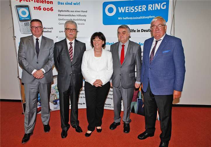 Übergabe des Vorsitzes beim Landesverband des Weißen Rings (v. l.): Frank Hoever, Direktor des Landeskriminalamts NRW, Bernd König, neuer Landesvorsitzender, Roswitha Müller-Piepenkötter, Bundesvorsitzende, Herbert Reul, Innenminister von Nordrhein-Westfalen, und Dieter Gawlitta, bisheriger Landesvorsitzender.  LKA NRW