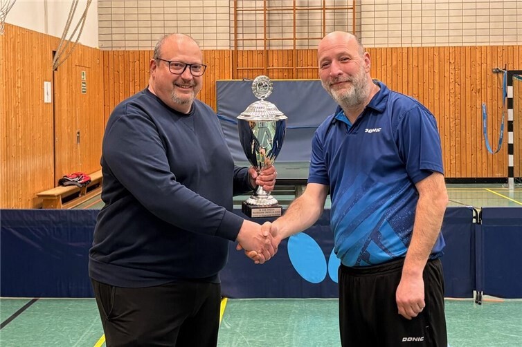 Übergabe des Wanderpokals