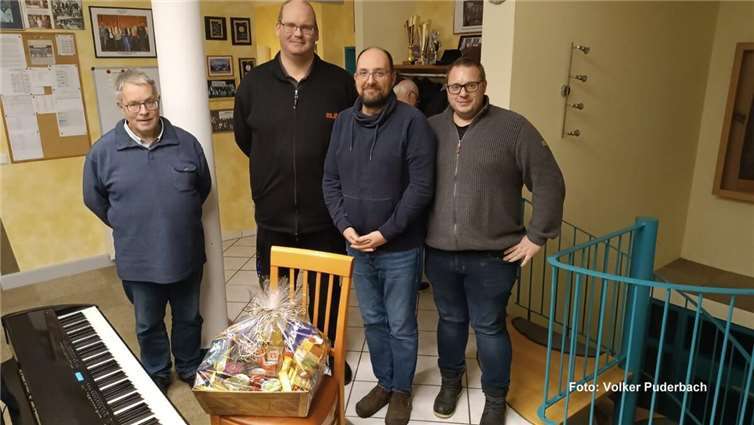 Übergabe des Weihnachtspräsents an Wolfram Hartleif.  Foto: Volk Puderbach