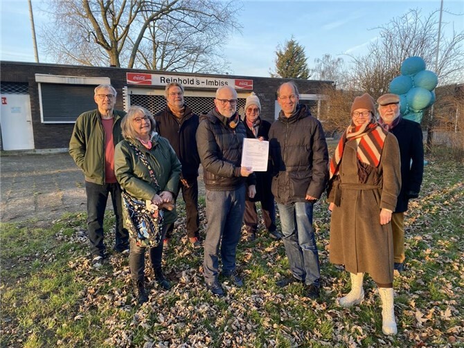 Übergabe des Weiterleitungsbescheides im Bürgerpark mit Stadtbürgermeister Alfons Mußhoff und Vertretern des Vereins Gemeinsam für Vielfalt e. V.Foto: Simone Schwamborn