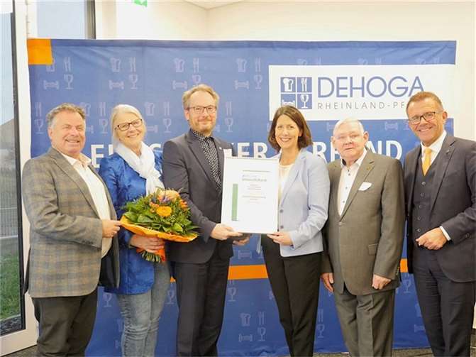 Übergabe des Zertifikats (v.l.n.r.): Friedhelm Münch, Beigeordneter des Kreises Ahrweiler; Susanne Weiss, Geschäftsführender Vorstand Ringhotels; Michael Vierjahn, geschäftsführender Hoteldirektor Ringhotel Haus Oberwinter; Daniela Schmitt, Wirtschaftsministerin Rheinland-Pfalz; Rudi Frick, Beigeordneter der Kreisstadt Bad Neuenahr-Ahrweiler; Gereon Haumann, DEHOGA Präsident Rheinland-Pfalz.  Foto: DEHOGA