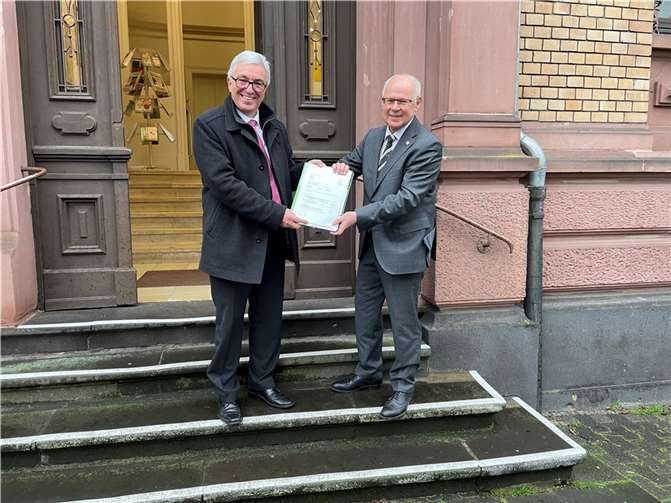 Übergabe des Zuwendungsbescheids im Lahnsteiner Rathaus. Foto: Winfried Ries/Stadtverwaltung Lahnstein