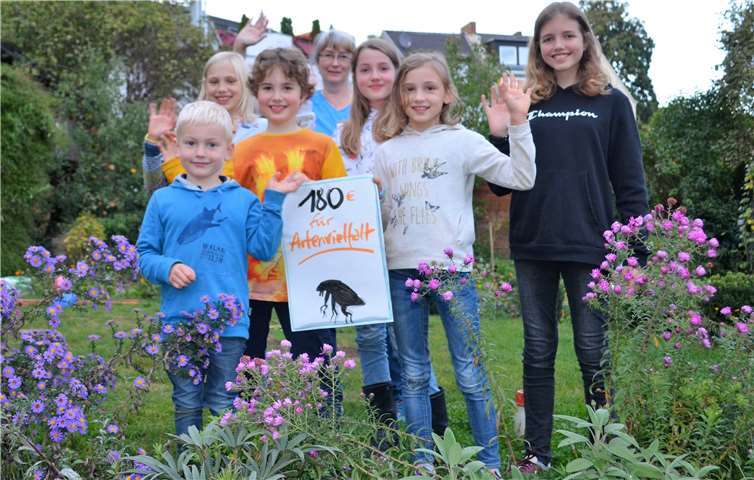 Übergabe des gesammelten Geldes an den NABU, von links Constantin und Elisa Scheufen, Samuel Hartmann, Andrea Brinkhoff (NABU), Philippa Hartmann, Johanna Scheufen, Theresia Hartmann. Foto: privat