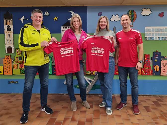 Übergabe des neuen Schultrikotsatzes durch Janina Windheuser an den Schulleiter Thomas Stein, die Konrektorin Christina Zimmermann und den Sportlehrer Justin Reif.