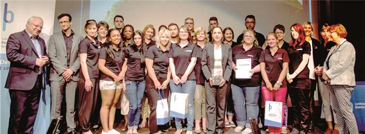 Übergabe des schulartübergreifenden Preises für die beste Arbeit. Klaus Benz