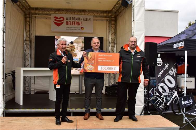 Übergabe des symbolischen Spendenschecks an den Verein Leben mit Autismus e.V. mit (v.l.n.r.): Matthias Link (Vertriebsleiter der Globus Fachmärkte), Peter Schumacher (Vorsitzender des Vereins Leben mit Autismus), Karl-Heinz Fingerhuth (Marktleiter des Globus Baumarktes Brühl).Foto: Globus Fachmärkte GmbH & Co. KG