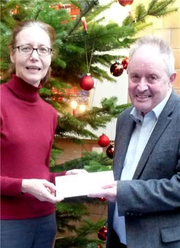 Übergabe durch den Vorsitzenden Fred Bongartz an die Leiterin des Hauses „Am Römerkanal, Sabine Jacobs. privat