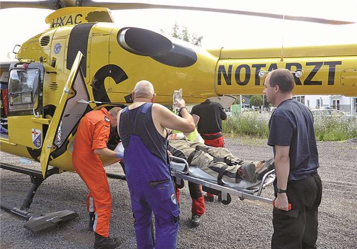 Übergabe eines Patienten durch First-Responder an die Besatzung des Rettungshubschraubers.DRK Rhens