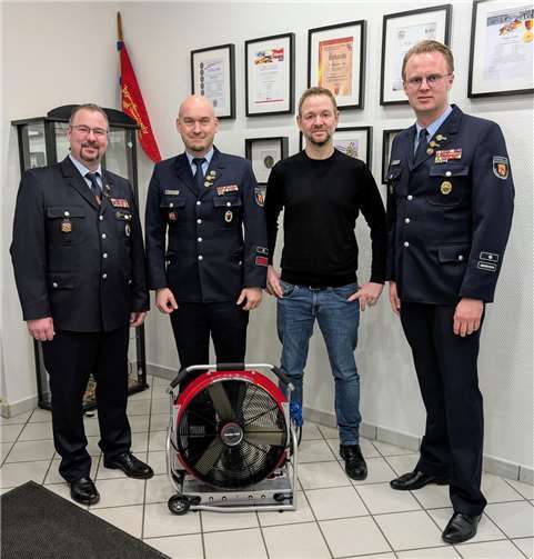 Übergabe eines neuen Akkulüfters (v.l.): Adrian Eiser, Michael Pleitgen, Philipp Schmidt und Christian Fein.  Foto: Dieter Leyendecker