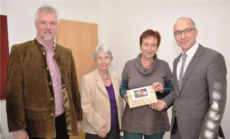 Übergabe im Rathaus: (v.l.n.r.) Lothar Barbian, Dr. Erika Neubauer, Monika Schell und Bürgermeister Bert Spilles mit der Spende des BKAs.privat