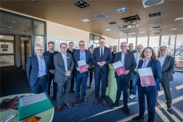 Übergabe in Bad Neuenahr-Ahrweiler.  Foto: Stadtverwaltung / L. Holling