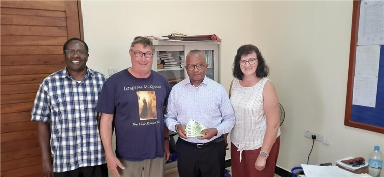 Übergabe von 1.400 Euro von dem Geschäftsführer Josef Honnef von Nachbarn in Not e.V. an Fr. Patrick Assanterabi, dem Schulleiter von der St. Pamachius School, der weiterführenden Schule für Behinderte. 